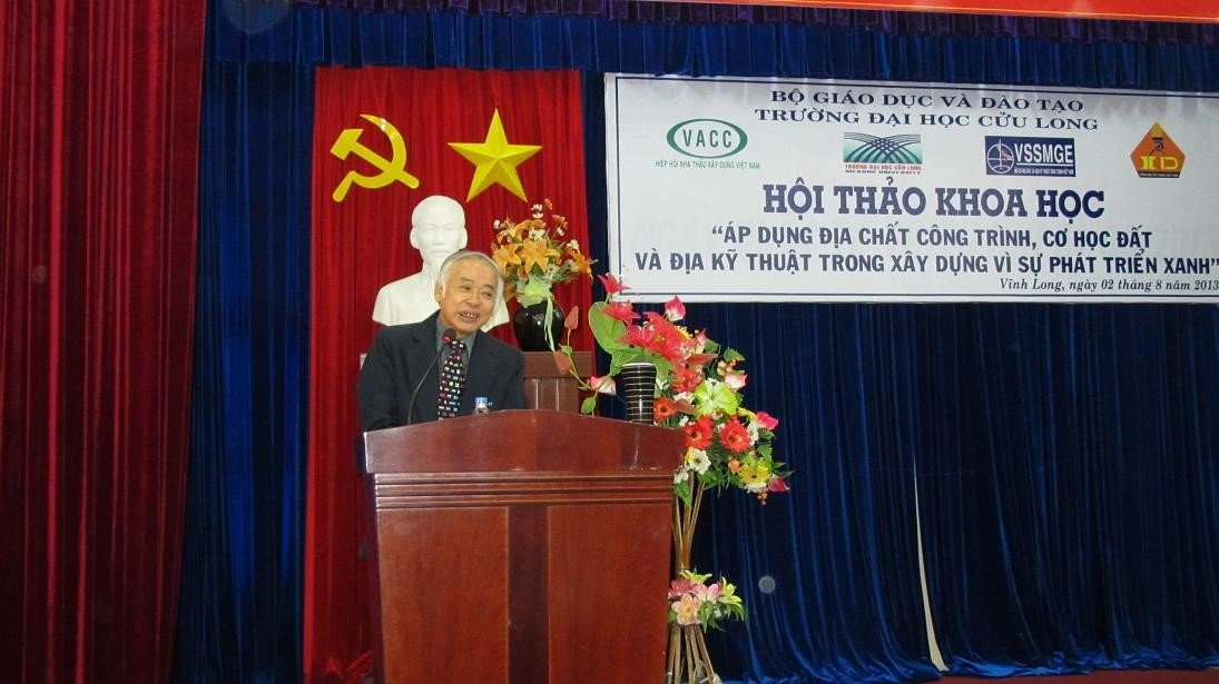 GS. Nguyễn Trường Tiến – đại diện Hội Cơ học đất và Địa kỹ thuật công trình Việt Nam phát biểu ý kiến